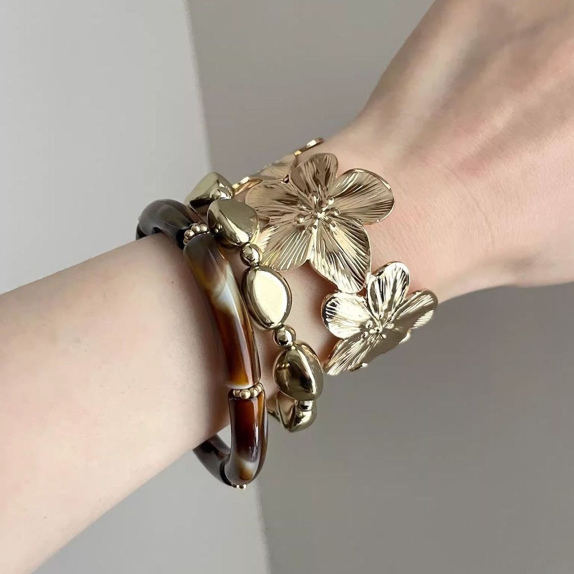 3 Pcs Women's Metal Flower Bracelet With Acrylic Round Elements High-End, Light Luxury, Niche & Minimalist Hand Jewelry