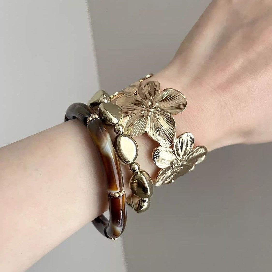 3 Pcs Women's Metal Flower Bracelet With Acrylic Round Elements High-End, Light Luxury, Niche & Minimalist Hand Jewelry