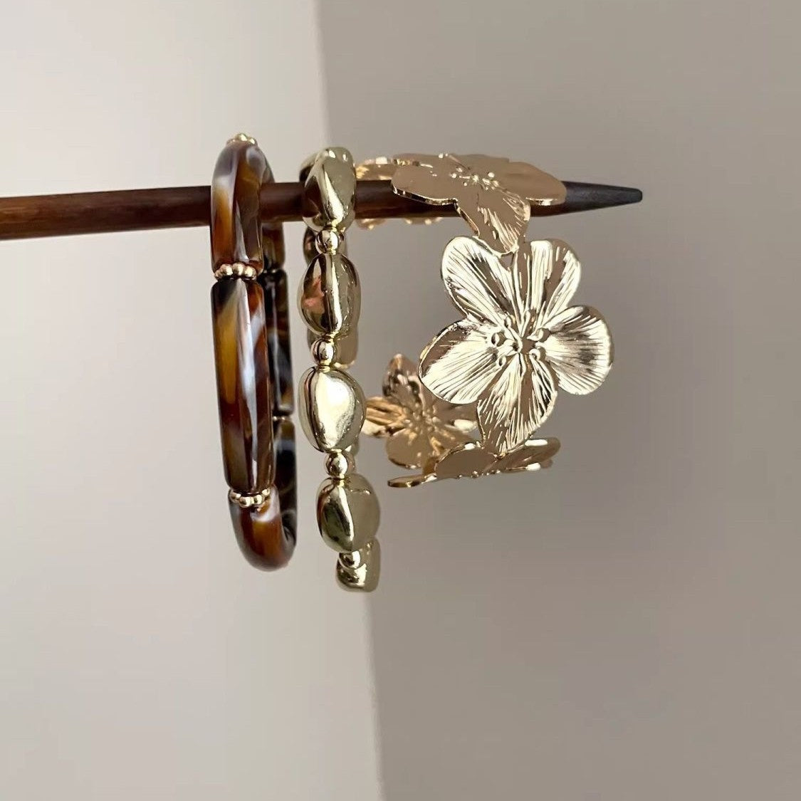 3 Pcs Women's Metal Flower Bracelet With Acrylic Round Elements High-End, Light Luxury, Niche & Minimalist Hand Jewelry
